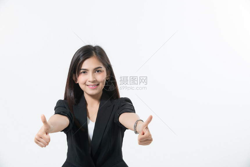 亚洲人商业妇女笑着并举起手印牌以在白背景上工作快乐成功和获胜的概念扑通现代图片