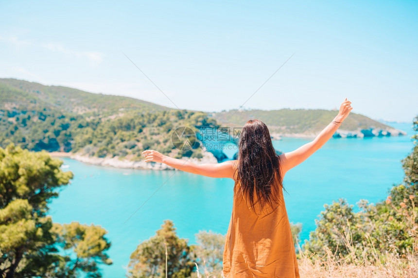 阿普利亚公园意大美丽的风景背度假旅行中的女孩美丽景观背假期旅行中的女孩游客背景童年图片