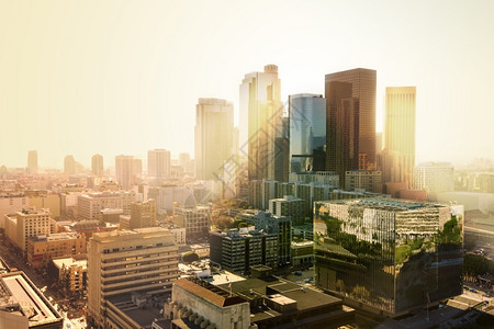 摩天大楼美国加利福尼亚州洛杉矶市中心日落时的城市风景金融发光图片