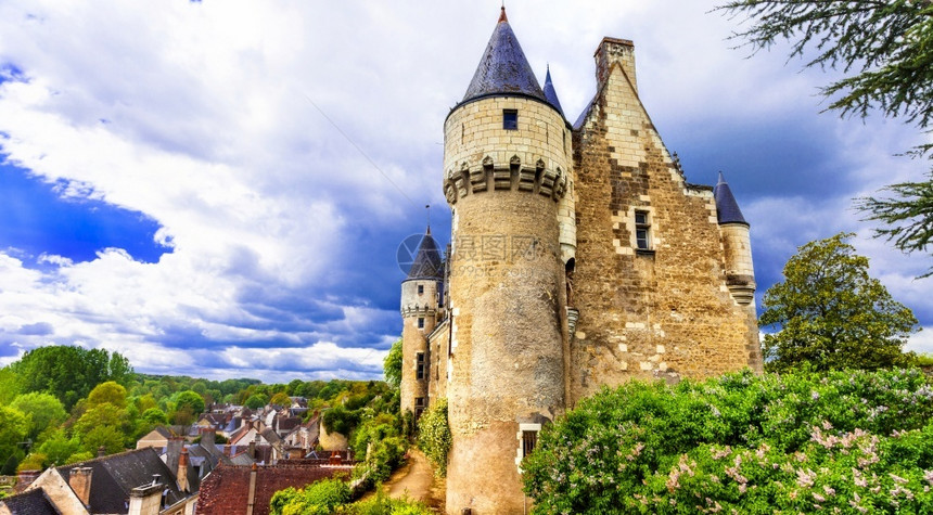 文化法国旅游和行美丽的城堡和中世纪村庄卢瓦尔谷河的中世纪城堡法国的蒙特勒索山地标和历史遗迹农村风景优美图片