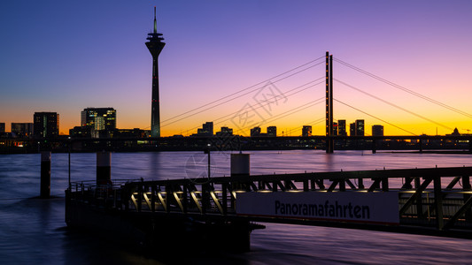 莱茵威斯特法伦黄昏户外部的莱茵河上多姿彩的日落在德国Dusseldorf市风景中背景