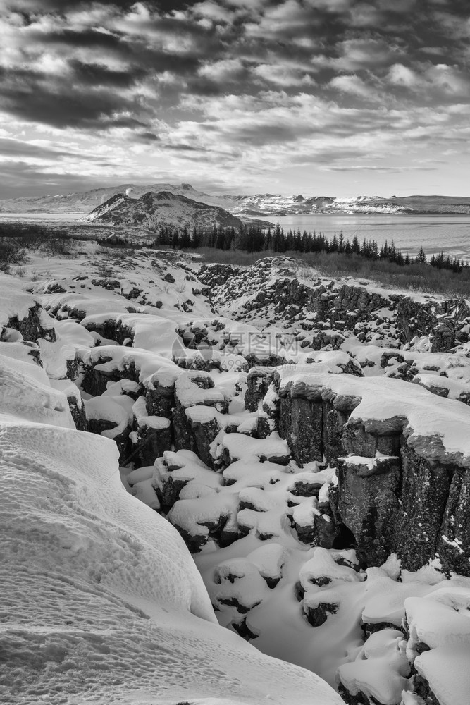 山雪顶峰欧洲冰岛Thingvelillir公园冬季风景美的全图象欧洲冰岛图片