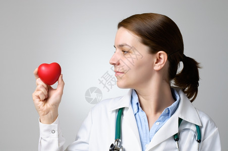 爱考试听诊器红心在医生的手中图片