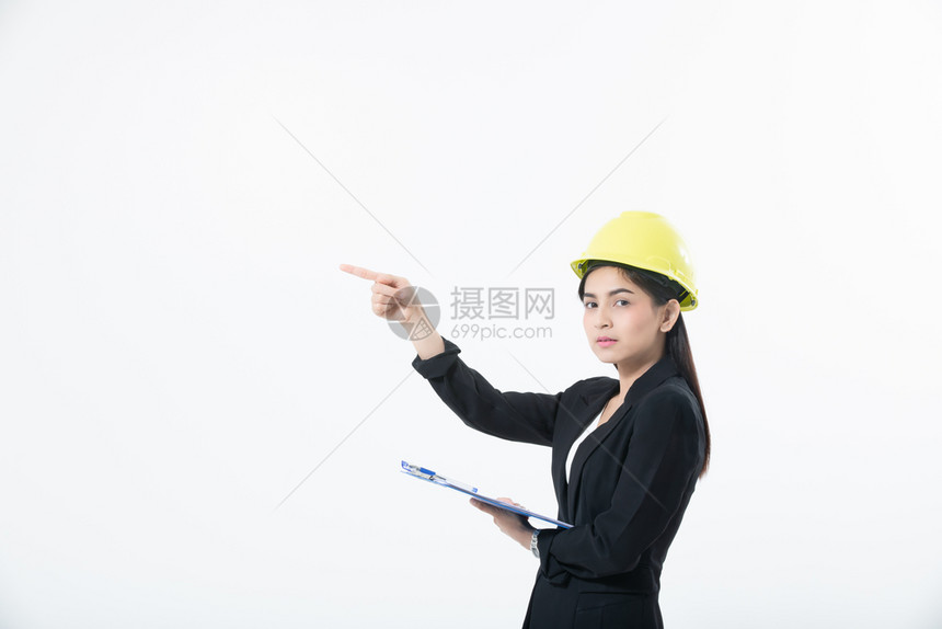 人们安全帽亚洲妇女工程检查和作以及持有蓝图和剪贴板核对白种背景孤立的亚洲妇女工程检查和作保持图片