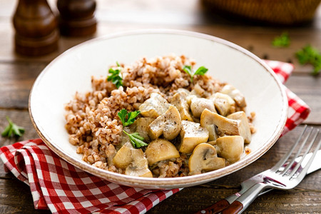 蘑菇小麦粥碗配新鲜面纱荞麦粥谷物烹饪图片