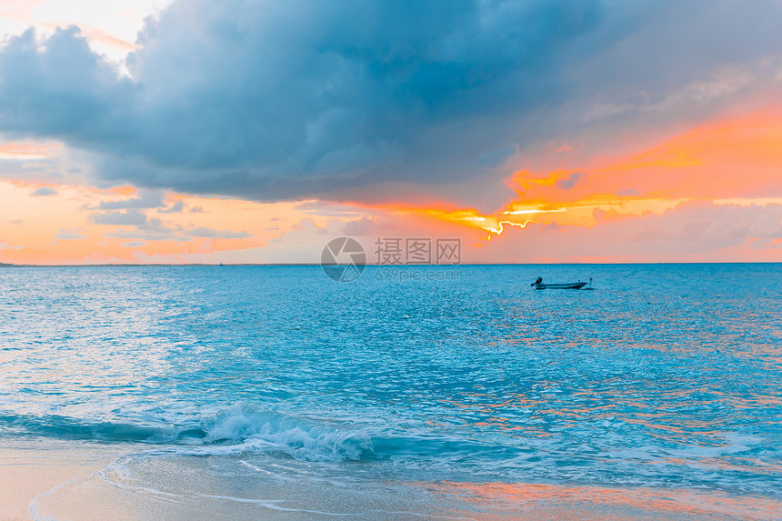景观加勒比人日落时分热带长堤海滩加勒比有美丽的多彩天空加勒比有白色沙绿洋水和蓝天的热带海滩地平线图片