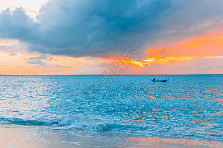 长堤太阳海浪高清图片