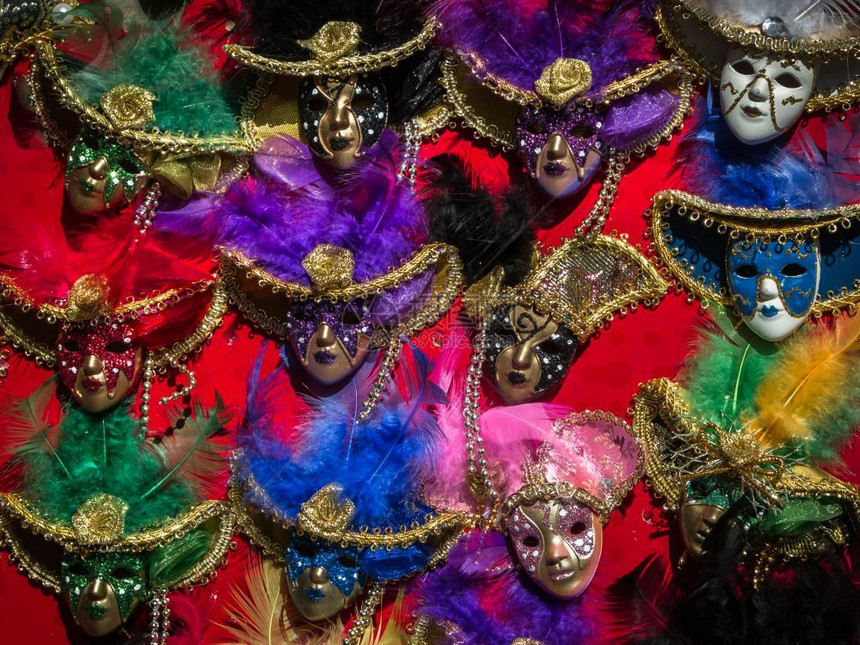 传统的红后车轮上手工制作的狂欢节威尼斯面罩人乐趣图片