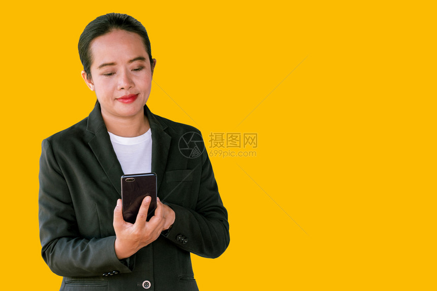 新的会议商业妇女使用智能手机在黄色背景下打视频电话采用图片