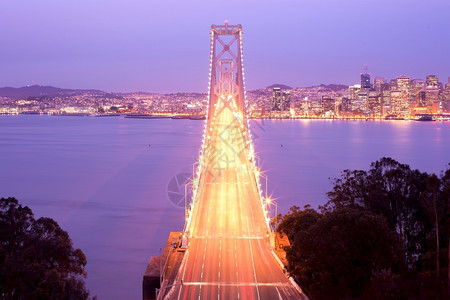 旧金山奥克兰湾桥和城市天线美国加利福尼亚州旧金山交通灯光城市的图片