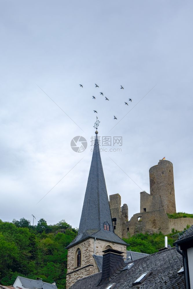 蒙雷亚尔埃菲德国Eifel地区的美景村蒙里尔Monreal普法尔基切教堂和罗文堡城正方形图片