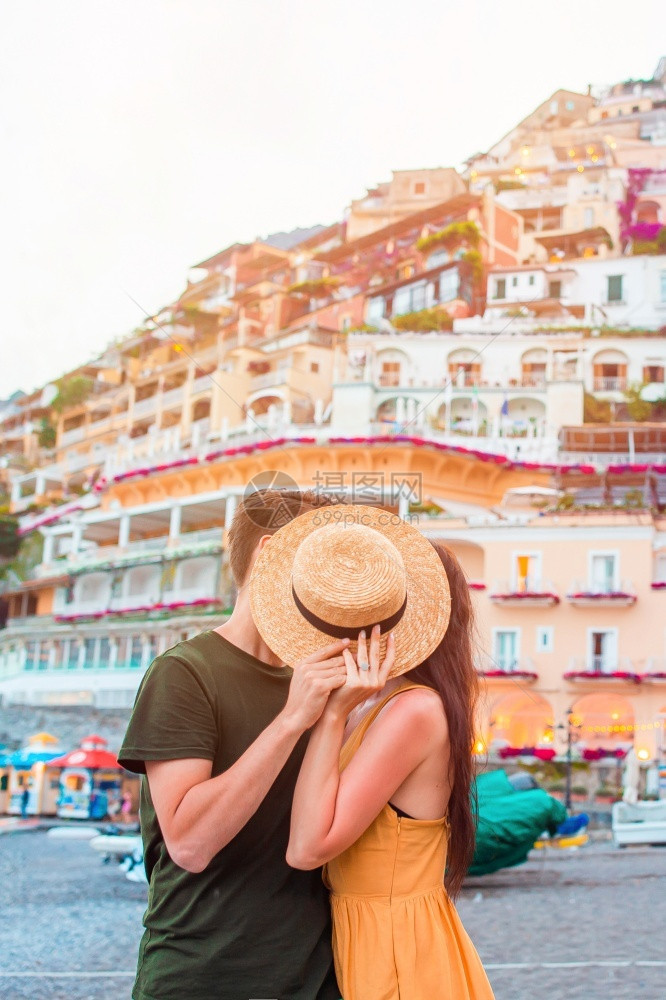 年轻的在意大利阿马尔菲海岸度假的一对可爱情侣意大利波西塔诺Positano是意大利海岸最美受欢迎的村落意大利夏季海岸暑假最多浪漫图片
