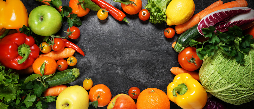 桌子橙水果商分散在一张桌上的水果和蔬菜新鲜有机和各种类的品以复制空间最上视图背景形成一个框架图片
