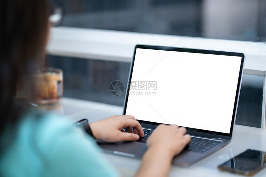 桌子在咖啡馆用空白屏幕和智能手机使用笔记本电脑的女商业生活方式交流概念一利用电子计算机在咖啡厅工作无线的展示图片