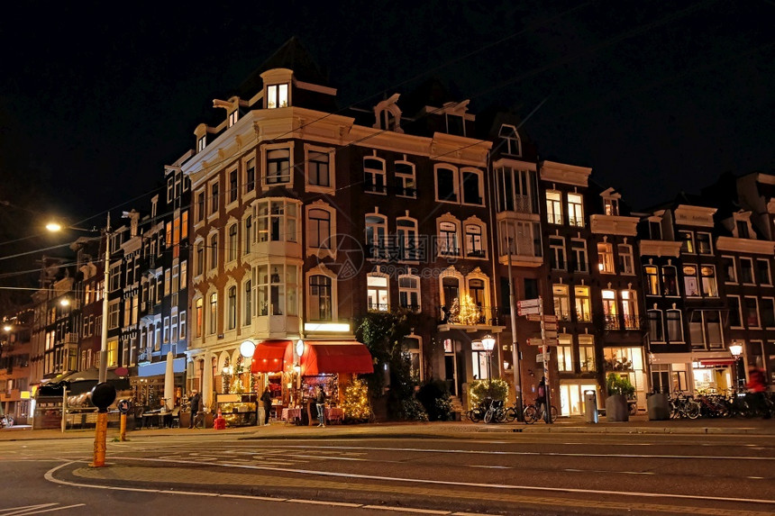 风景优美荷兰在圣诞节的夜间传统阿姆斯特丹住宅荷兰晚间建造水图片