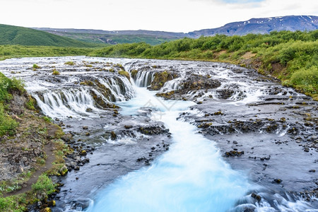 令人惊叹的美丽Bruarfos瀑布与绿水南冰岛溪流河图片