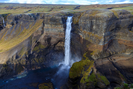 落下梦见强大的冰岛海弗斯瀑布冰岛最高的瀑布之一广受欢迎的旅游景点和美丽的色背景图片