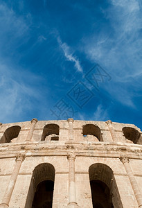 过时的曲线竞技场ElDjem罗马圆形剧场在突尼斯图片