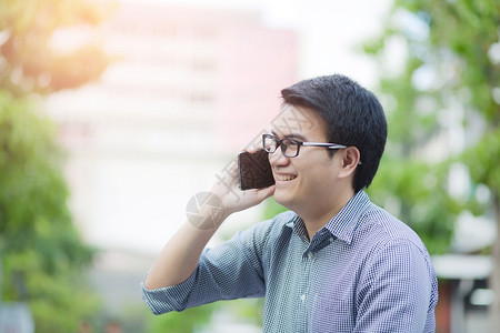 聪明的蜂窝商人用电话与顾客联系的用户泰国图片