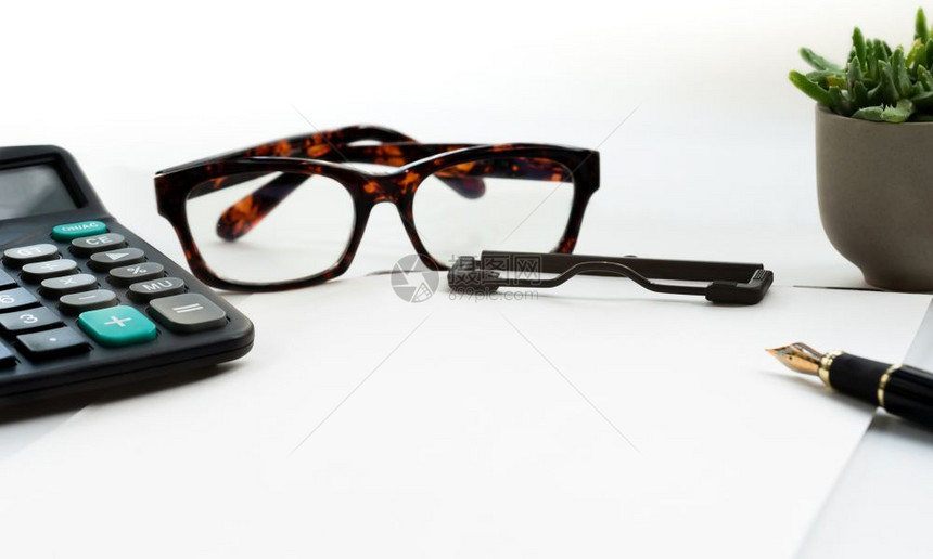 木制的夹子工作商业物体空白纸笔眼镜和白色背景计算器的剪贴板以及空白纸眼镜和计算器图片