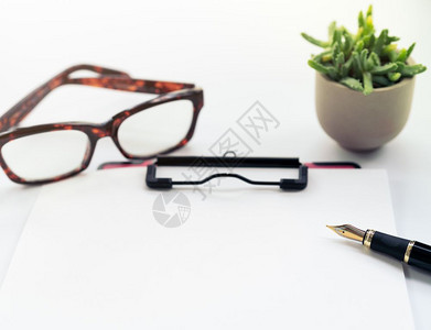 商业物体用空白纸笔色背景上的眼镜剪贴板静止文档铅笔图片