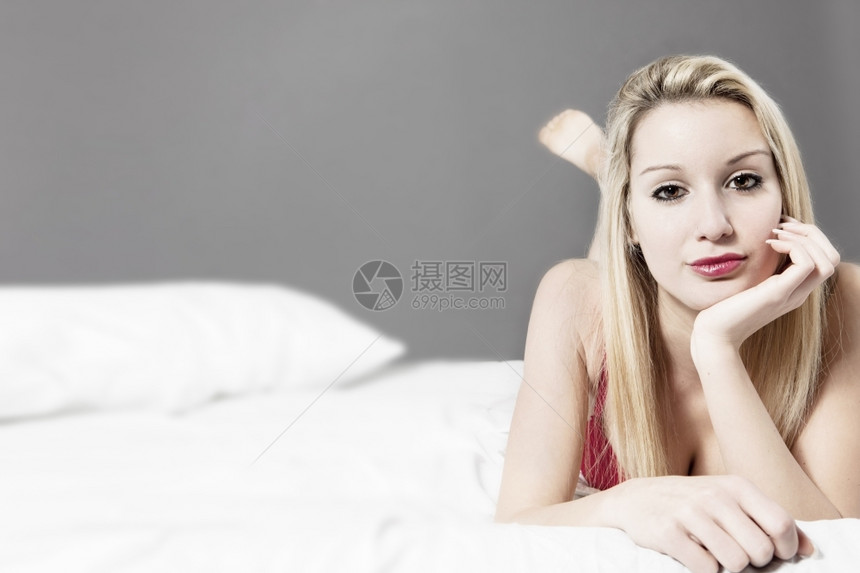 Caucasian金发女人的照片床上穿着红内衣的别致年轻的比基尼图片