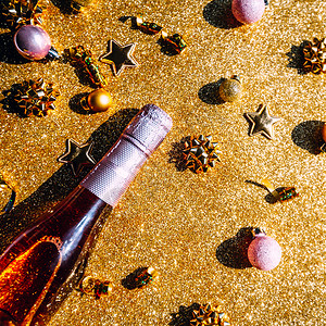 圣诞或新年配有一瓶玫瑰香槟和金色闪亮背景的花彩装饰喜庆之景最顶端观光Bokeh和影子党庆祝活动创意概念闪亮的问候女化背景图片