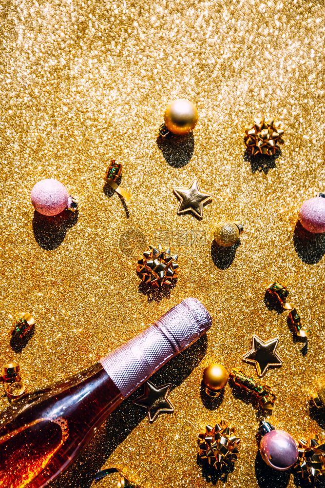 瓶子魅力明亮的圣诞或新年配有一瓶玫瑰香槟和金色闪亮背景的花彩装饰喜庆之景最顶端观光Bokeh和影子党庆祝活动创意概念图片