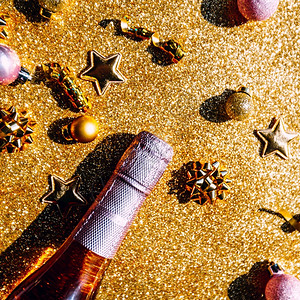 闪光时髦的最佳圣诞或新年配有一瓶玫瑰香槟和金色闪亮背景的花彩装饰喜庆之景最顶端观光Bokeh和影子党庆祝活动创意概念背景图片