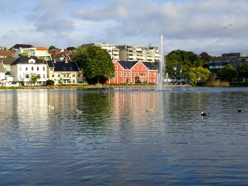 Breiavatnet位于斯塔万格的中心地带而Mosvatnet和Stokkavatnet则位于外边圣塔凡格拥有几座美丽的湖泊这图片