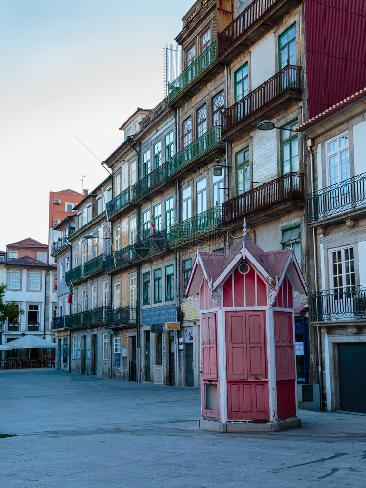 城市的典型旅行葡萄牙典型多彩建筑图案TileAzulejos带有古老视窗和Balcony图片