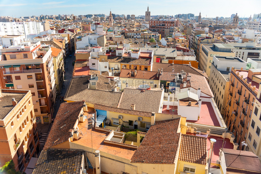 景观丰富多彩的全景从西班牙巴伦亚老城的TorresdeQuart空中观察西班牙巴伦亚老城的空中观察图片