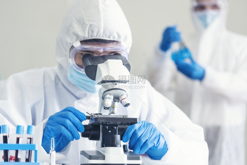 在实验室使用显微镜进行研究的科学家图片