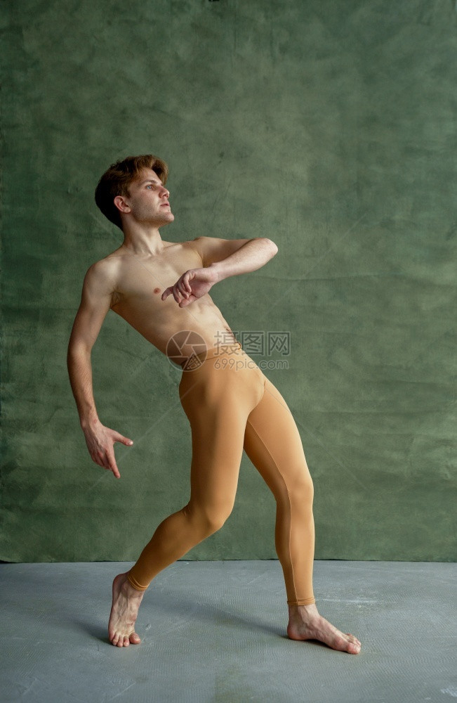 专业的美丽男芭蕾舞者蹈班培训有肌肉的背景表演者上墙壁优雅和的运动男芭蕾舞者蹈班培训艺术图片