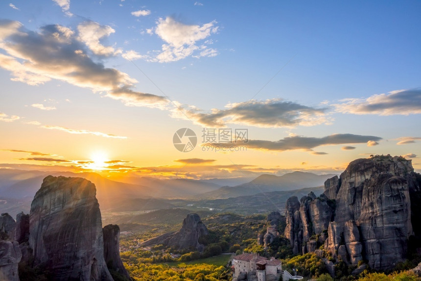 结石农村风景优美由教科文组织日落时希腊岩石修道院列出的Meteora修道院岩石上的希腊夏日落图片