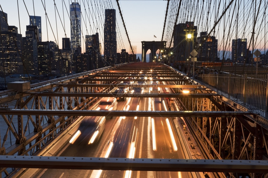 贸易纽约市明亮的灯光晚上日落在海洋照明城市的图片