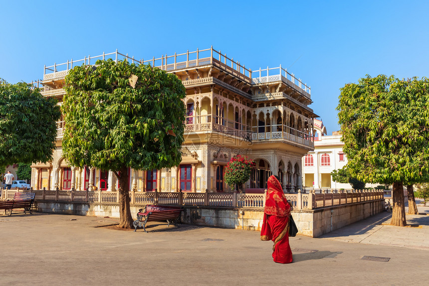 亚洲人传统的著名穆巴拉克马哈勒市宫和印度妇女贾伊普尔印度穆巴拉克马哈勒市宫印度斋浦尔一名妇女图片