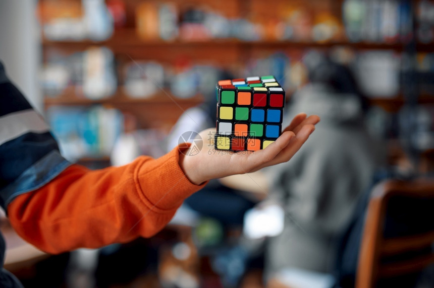 有创造力的年轻男孩手握着丰富多彩的拼图立方体玩具用于大脑和逻辑心智培训创造游戏复杂问题的解决年轻男孩手握着丰富多彩的拼图立方体他图片