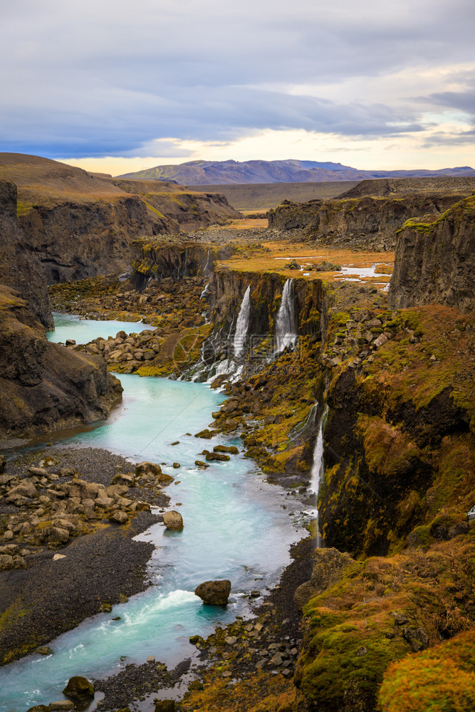 峡谷蓝色的以绿石河高地冰岛火山风景为背的海观旅游点其背是冰岛火山风图见此极端图片