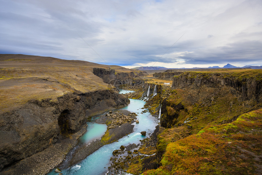以绿石河高地冰岛火山风景为背的海观旅游点其背是冰岛火山风图见此观绿松石旅行图片