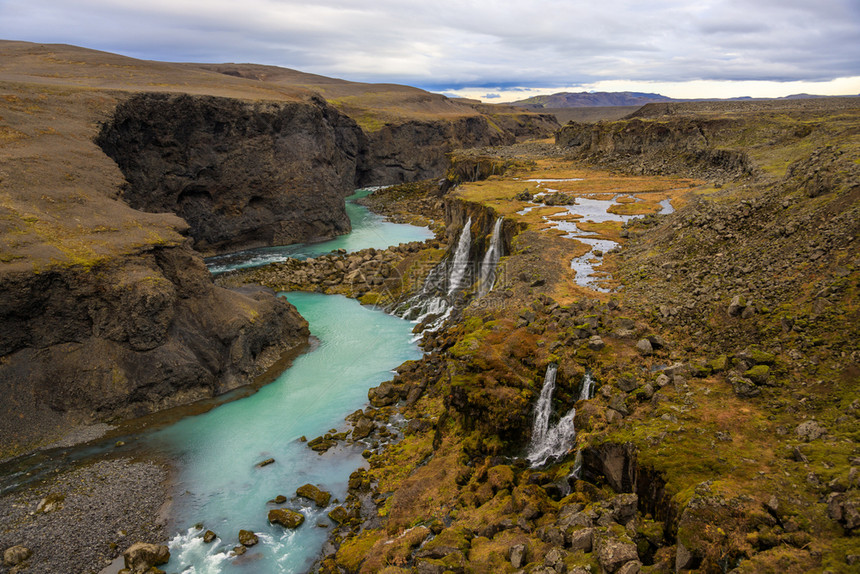 溪流以绿石河高地冰岛火山风景为背的海观旅游点其背是冰岛火山风图见此假期风景优美图片
