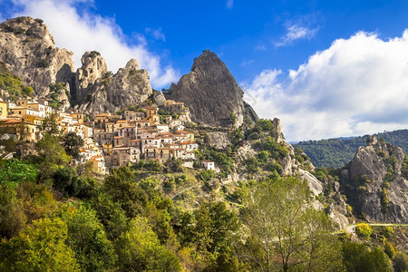 意大利巴西亚塔Castelmezzano山村多岩石的卡斯特尔梅扎诺陡背景