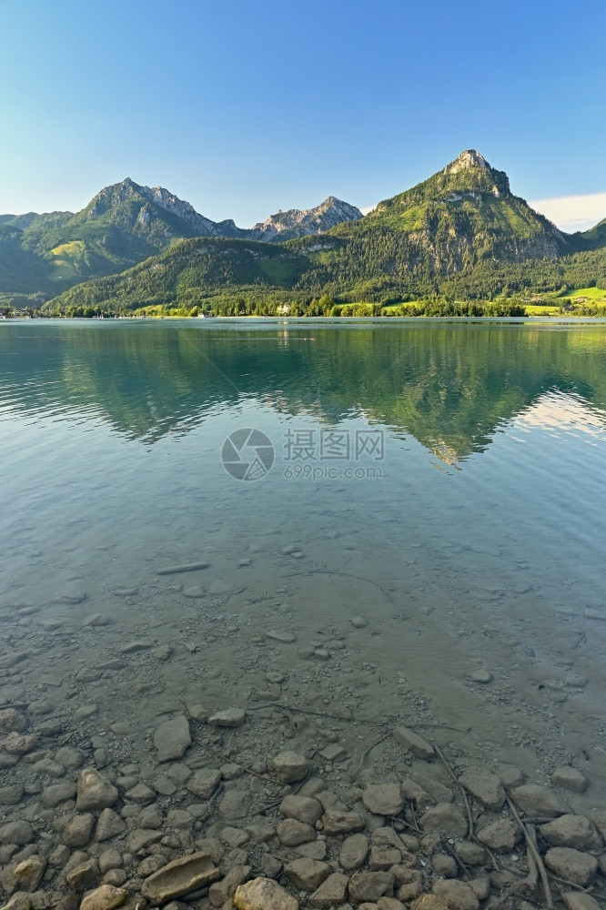 旅游在奥地利的掌声中沃尔夫冈西湖有着丰富多彩的背景华尔夫冈湖在奥地利的掌声中水娱乐图片