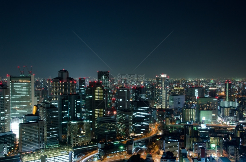 日本大阪市夜间天际的大阪之夜里灯光照亮美丽的大都会现代图片