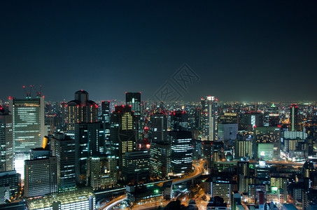 日本大阪市夜间天际的大阪之夜里灯光照亮美丽的大都会现代图片