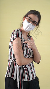 戴口罩接种疫苗的妇女图片
