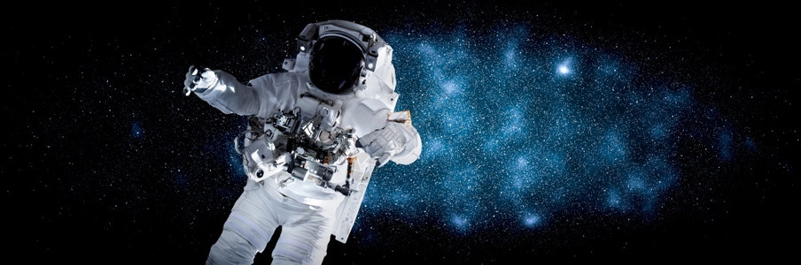 尽管经过宇航员太空人在为外层间的站工作时进行太空走宇航员穿着全套太空服进行操作相片背景图片