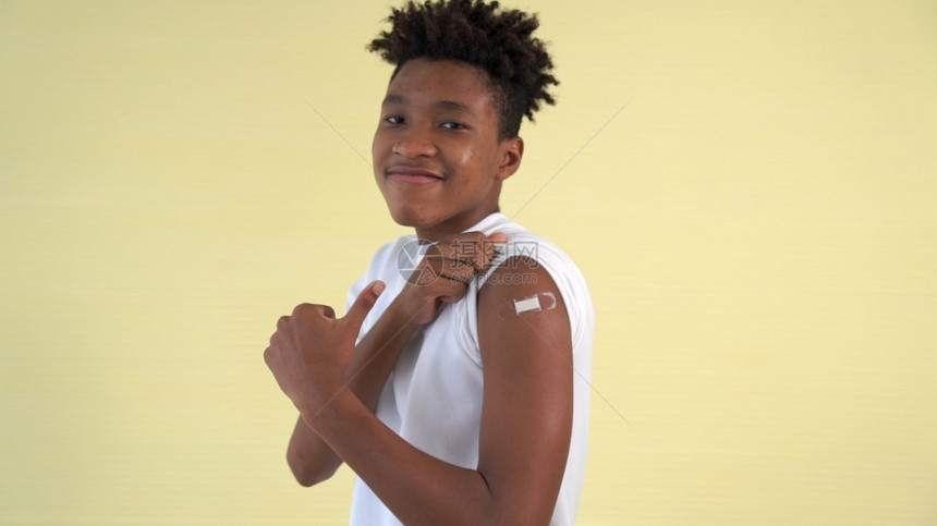 接种疫苗的青少年图片