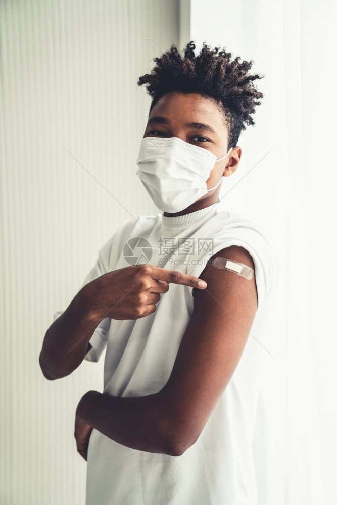 接种疫苗的青少年特写图片