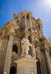 教科文组织建筑学雕刻意大利西里锡拉库萨大教堂前的圣保罗神像图片